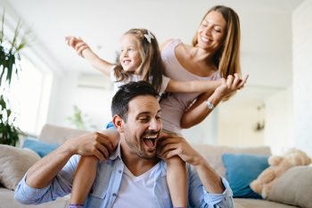 Pareja con hijas