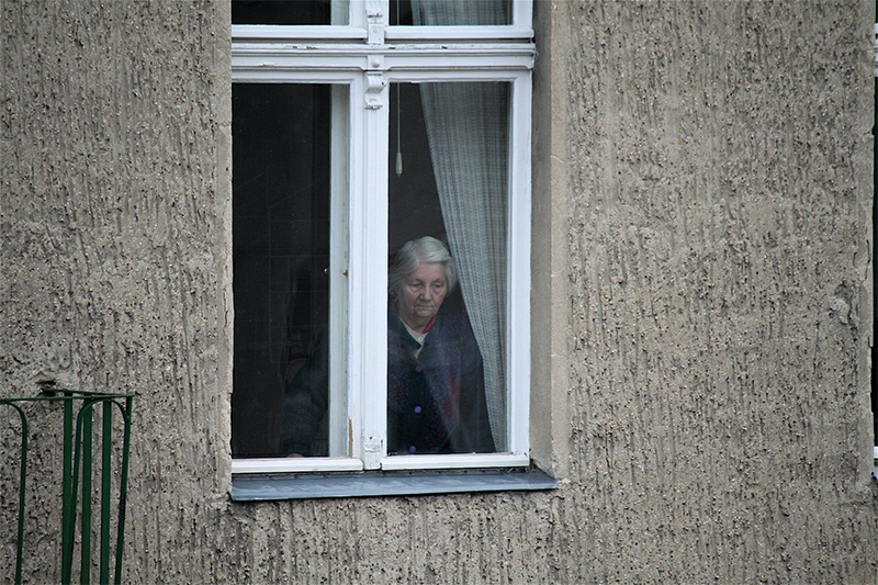 Señora mirando por la ventana