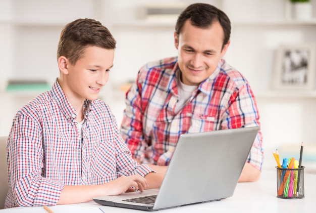 padre con hijo adolescente
